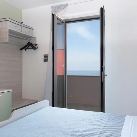 Hz And Bed & Breakfast